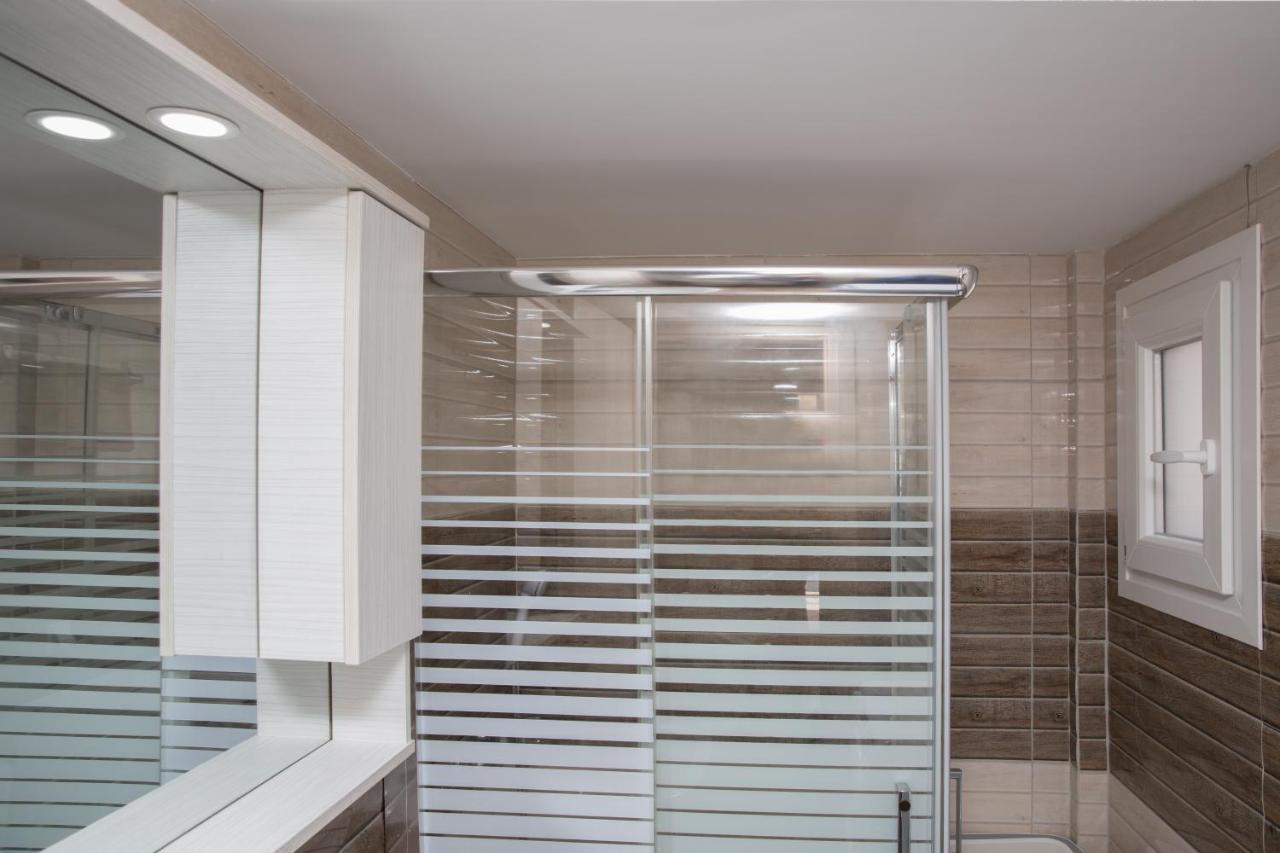Cosy Apartment With Terrace Near Metro Station Atenas Exterior foto